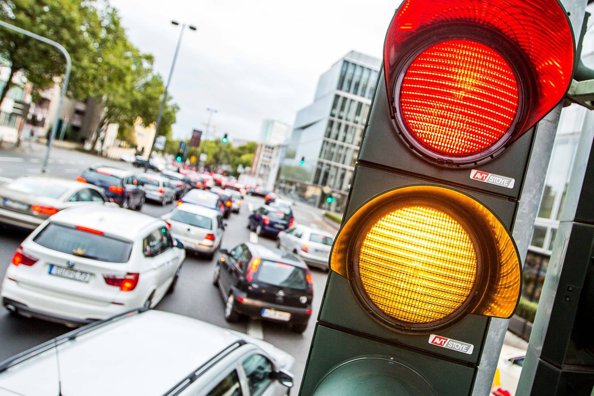 Eine Ampel an einer viel befahrenen Straße (Symbolbild): Mit der Maßnahme soll Strom gespart werden.