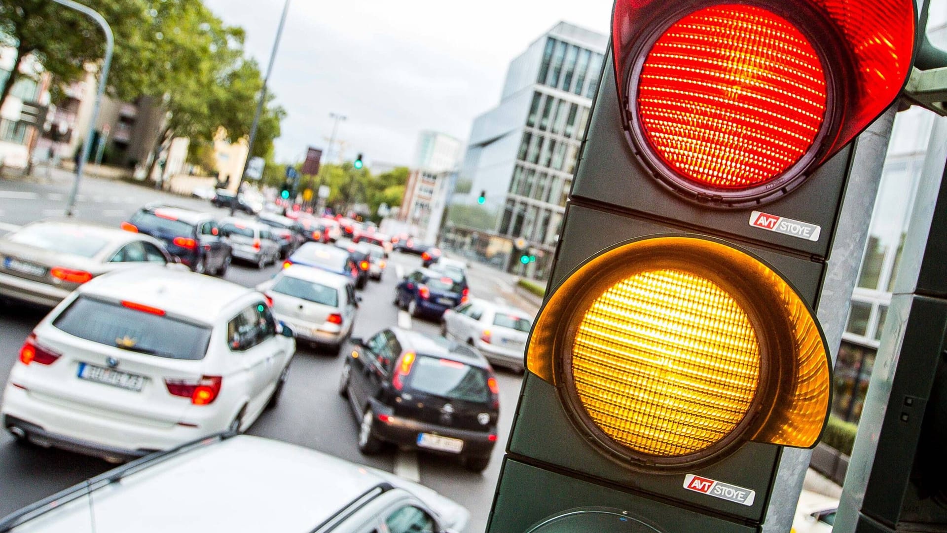 Eine Ampel an einer viel befahrenen Straße (Symbolbild): Mit der Maßnahme soll Strom gespart werden.