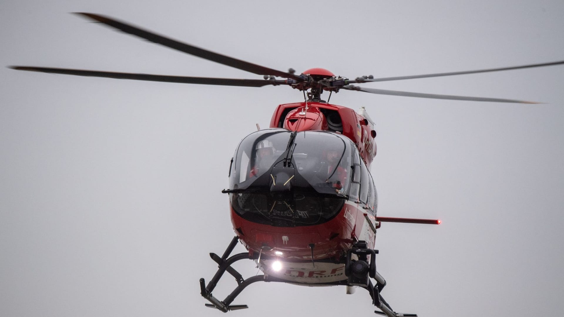 Ein Rettungshubschrauber in der Luft (Symbolfoto): In Wildeshausen kam es zu einem tödlichen Unfall.