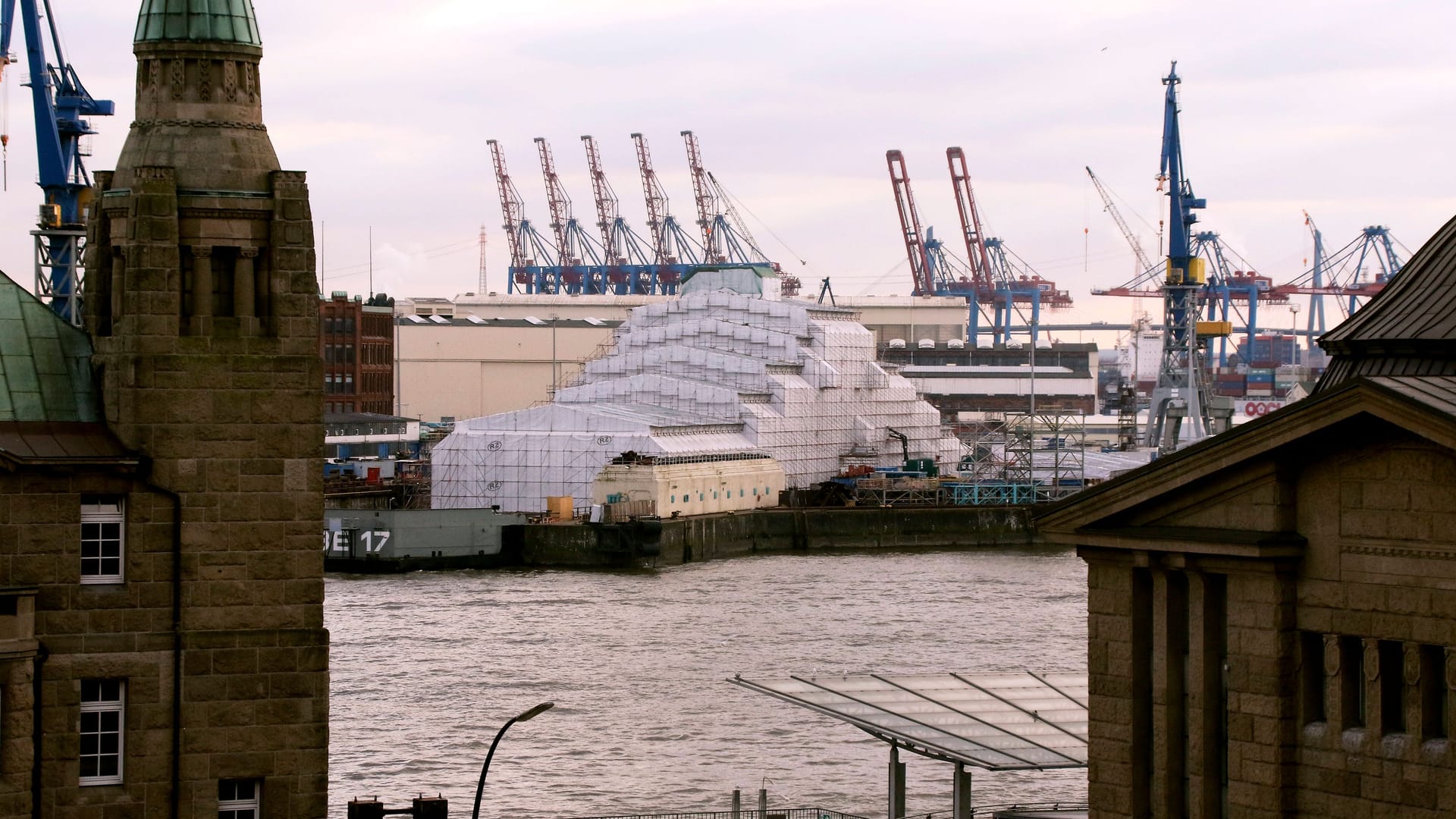 "Dilbar" in Hamburg (Archivfoto): Seit Monaten erfährt die Superjacht viel Aufmerksamkeit.