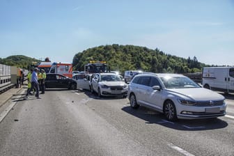 Bei dem Verkehrsunfall auf der A8 in Fahrtrichtung Karlsruhe waren am Freitag fünf Fahrzeuge beteiligt: Insgesamt fünf Personen wurden verletzt in Krankenhäuser gebracht.