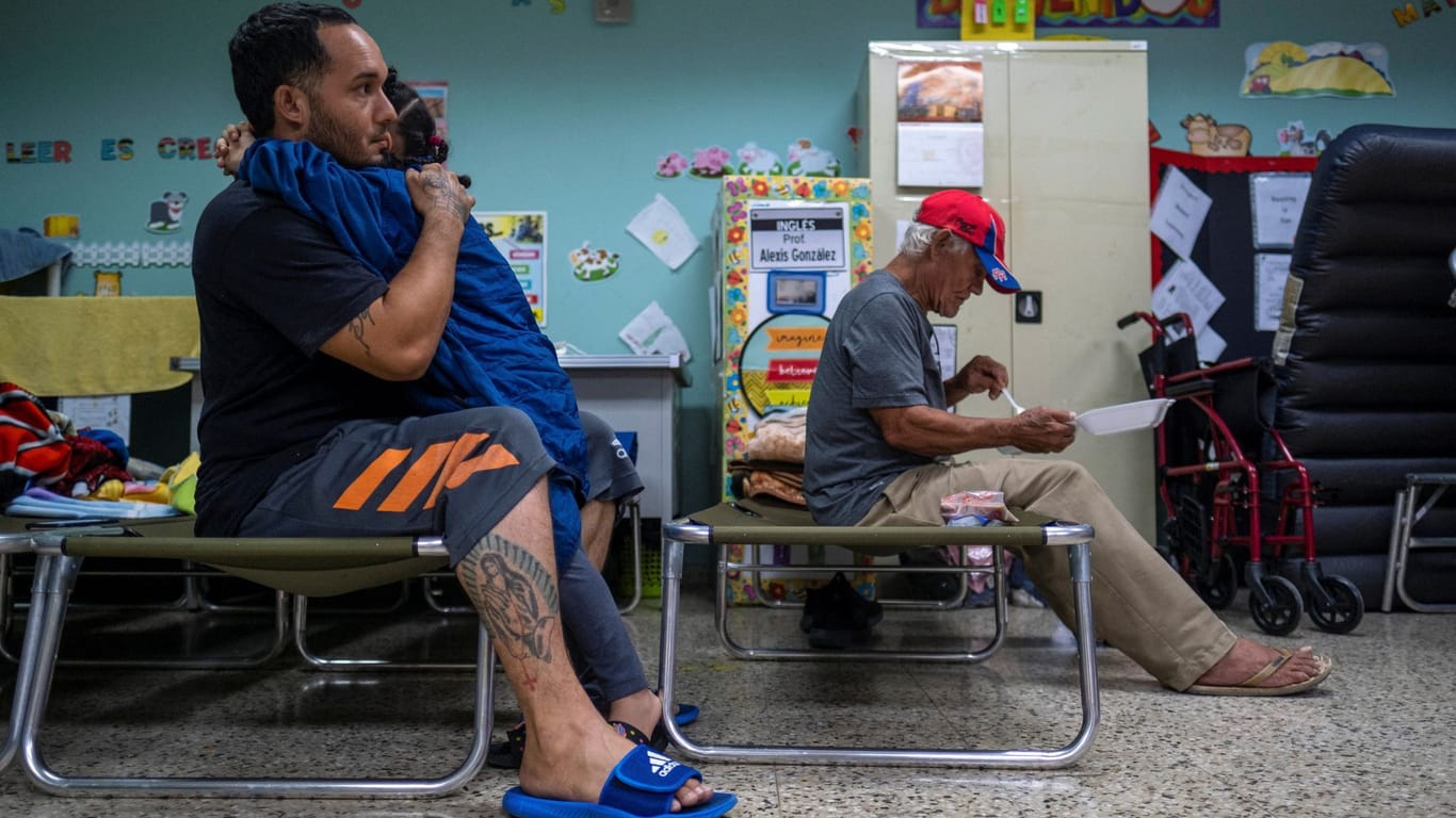 Guayanilla, Puerto Rico: Menschen aus gefährdeten Gebieten suchen Zuflucht in einer Schule.