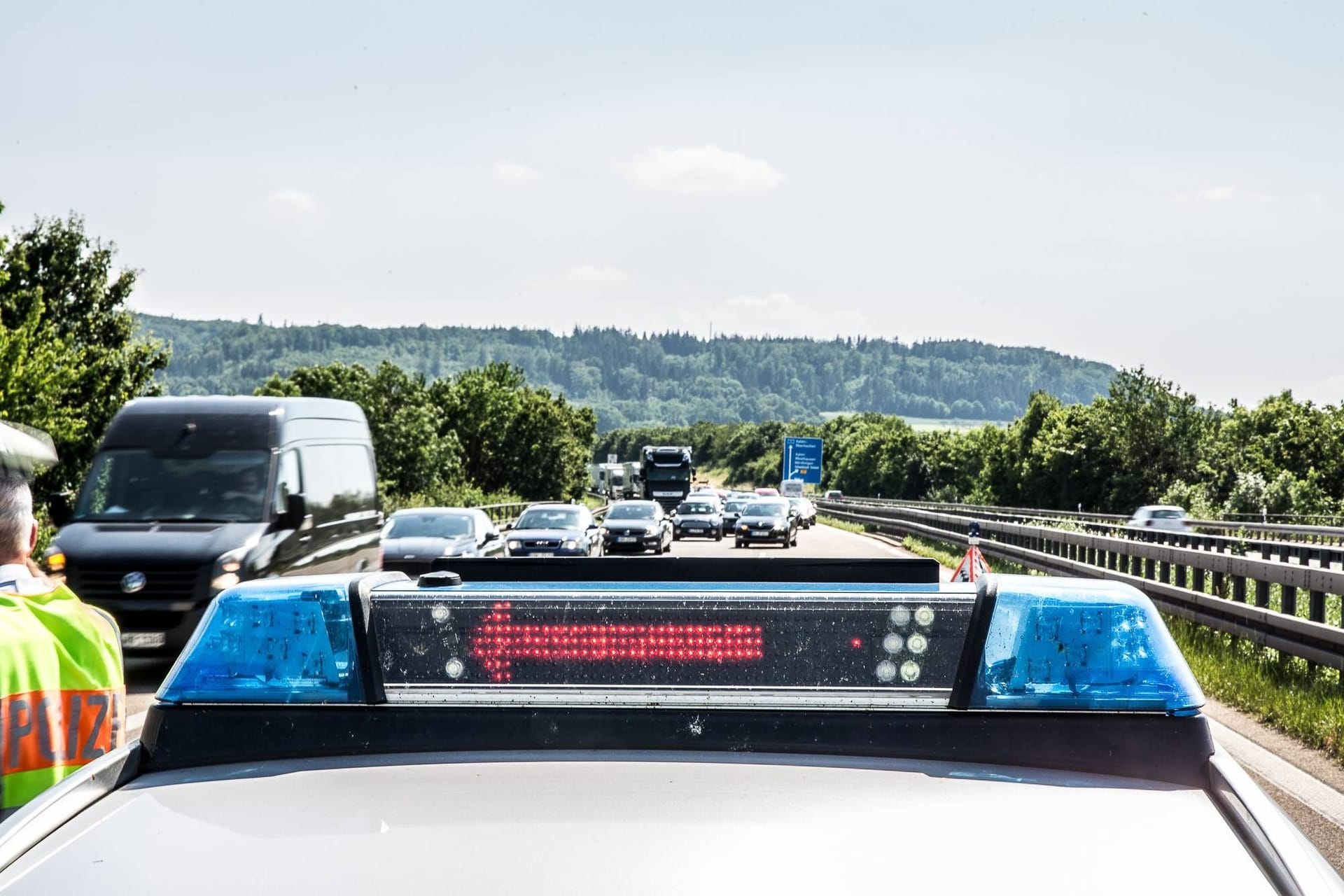 Unfall auf A7 (Symbolbild): Die Verletzten mussten mit einem Rettungshubschrauber in eine Klinik gebracht werden.