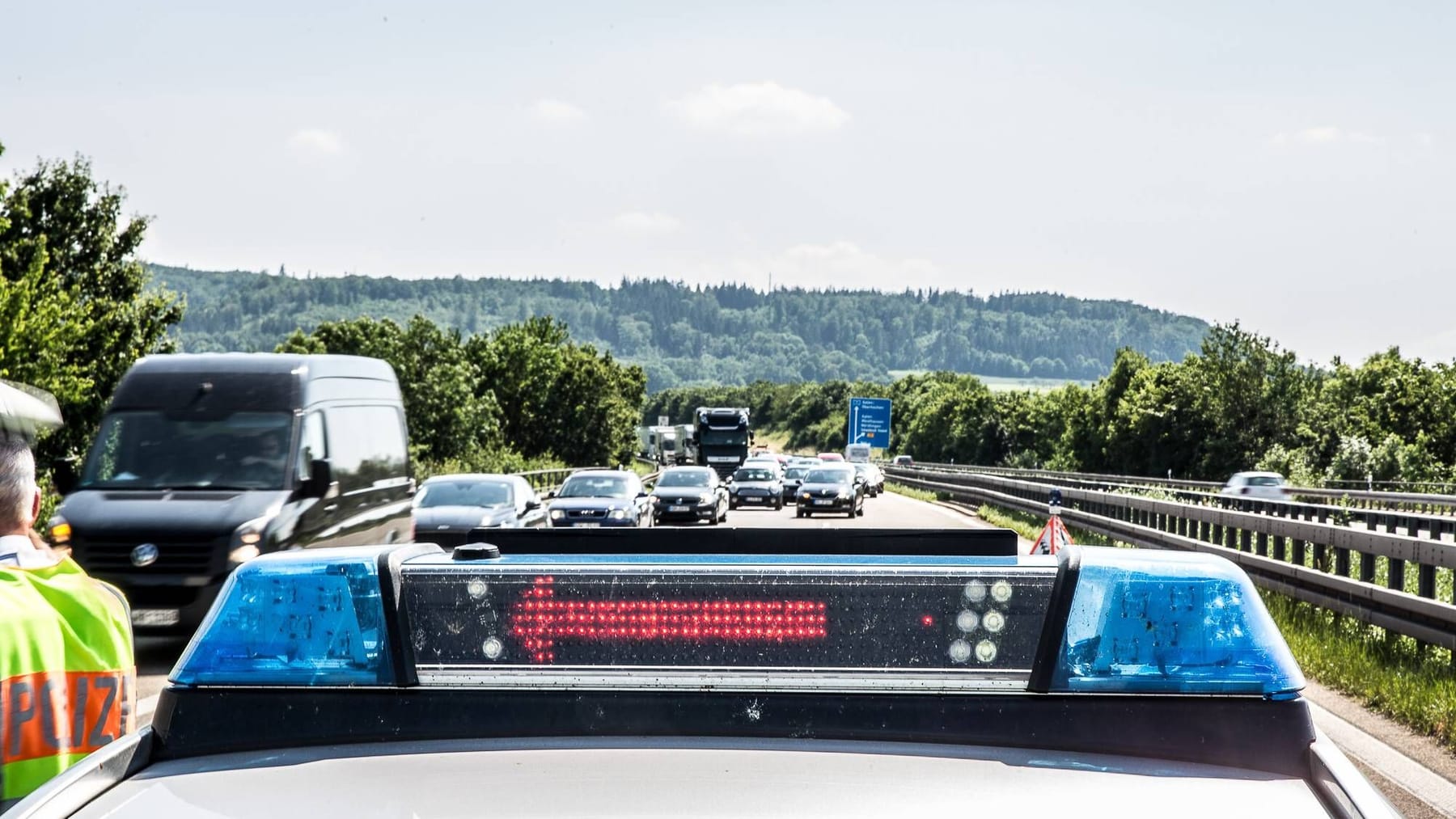 Lkw-Unfall Auf A7: Fahrer Kracht Gegen Leitplanke Und Brückenpfeiler