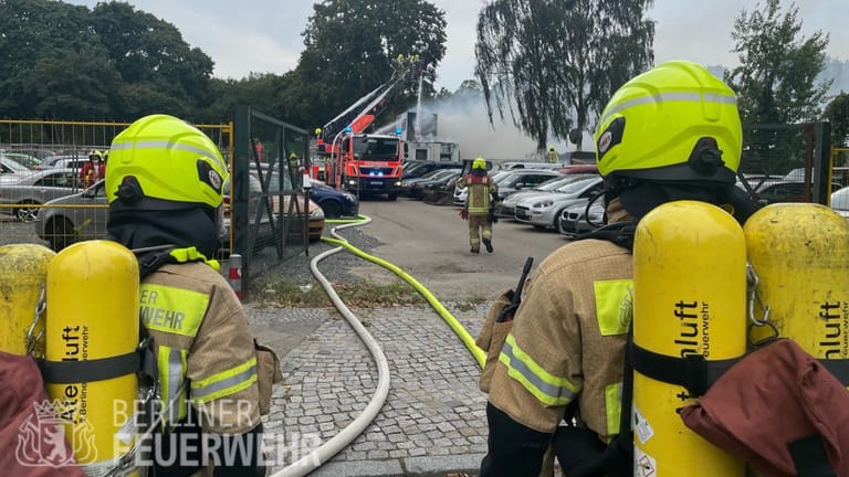 Feuerwehr beim Löscheinsatz in der Ullsteinstraße: 13 Fahrzeuge haben bei dem Brand insgesamt Feuer gefangen.