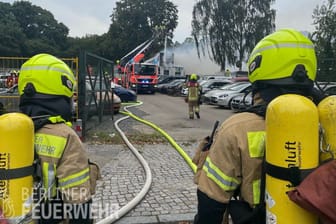 Feuerwehr beim Löscheinsatz in der Ullsteinstraße: 13 Fahrzeuge haben bei dem Brand insgesamt Feuer gefangen.