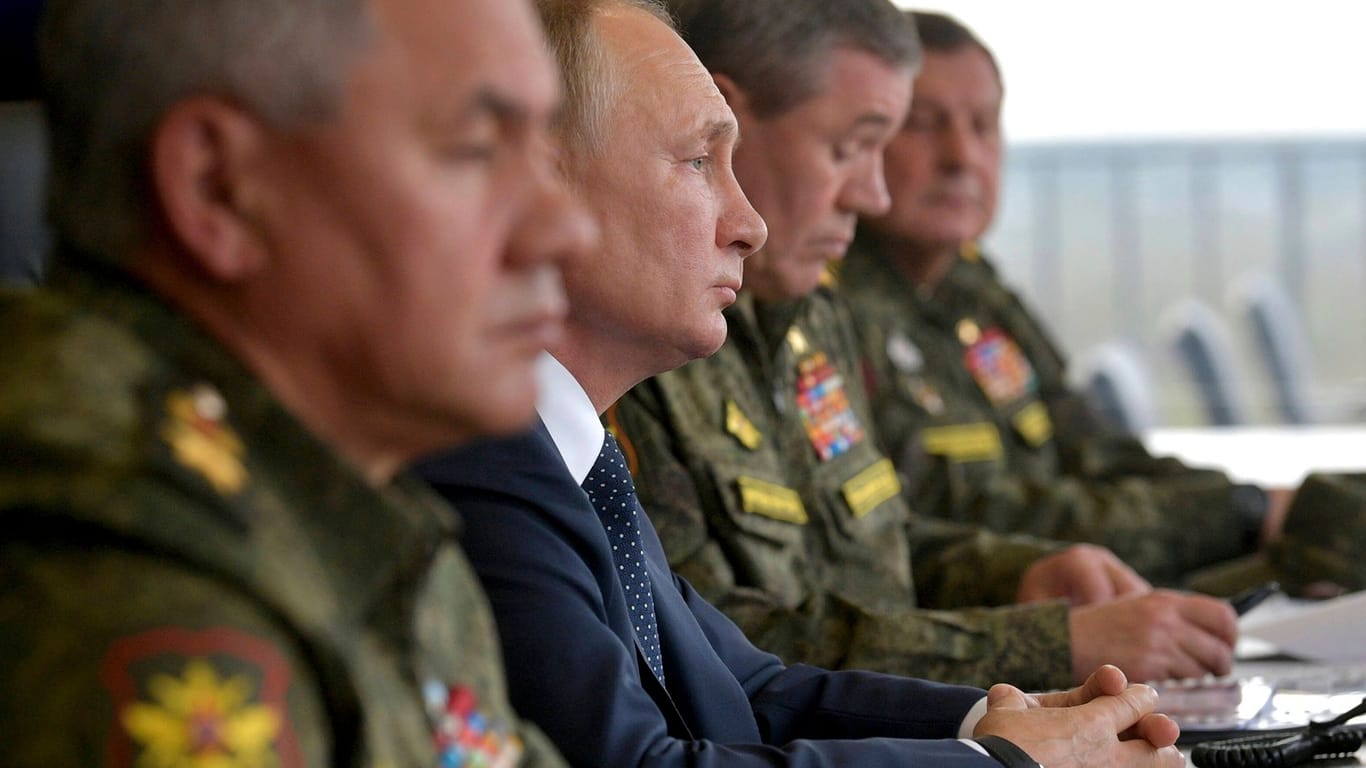 Putin bei einer Übung des russischen Militärs umgeben von seinen Generälen (Archivbild).