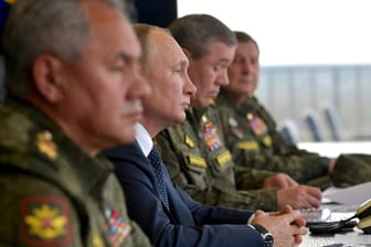 Putin bei einer Übung des russischen Militärs umgeben von seinen Generälen (Archivbild).
