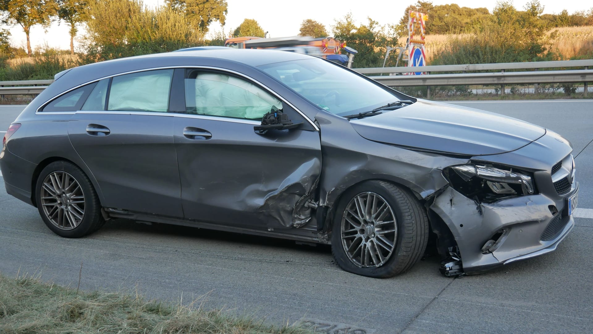Auch der Mercedes eines 41-Jährigen war nicht mehr fahrbereit und musste abgeschleppt werden.