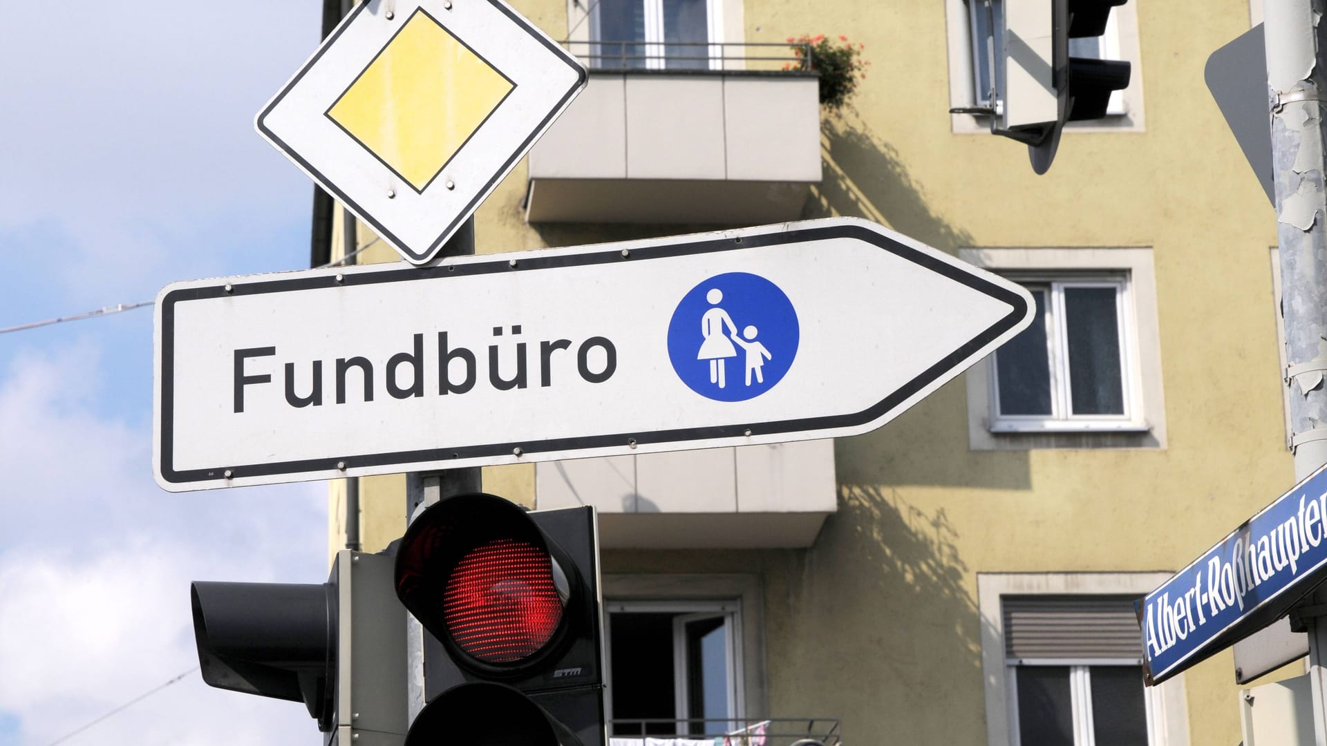 Wegweiser zu einem Fundbüro (Symbolfoto): Allerlei Dinge werden in Bremen vergessen und verloren. Wegweiser zu einem Fundbüro (Symbolfoto): Allerlei Dinge werden in Bremen vergessen und verloren.