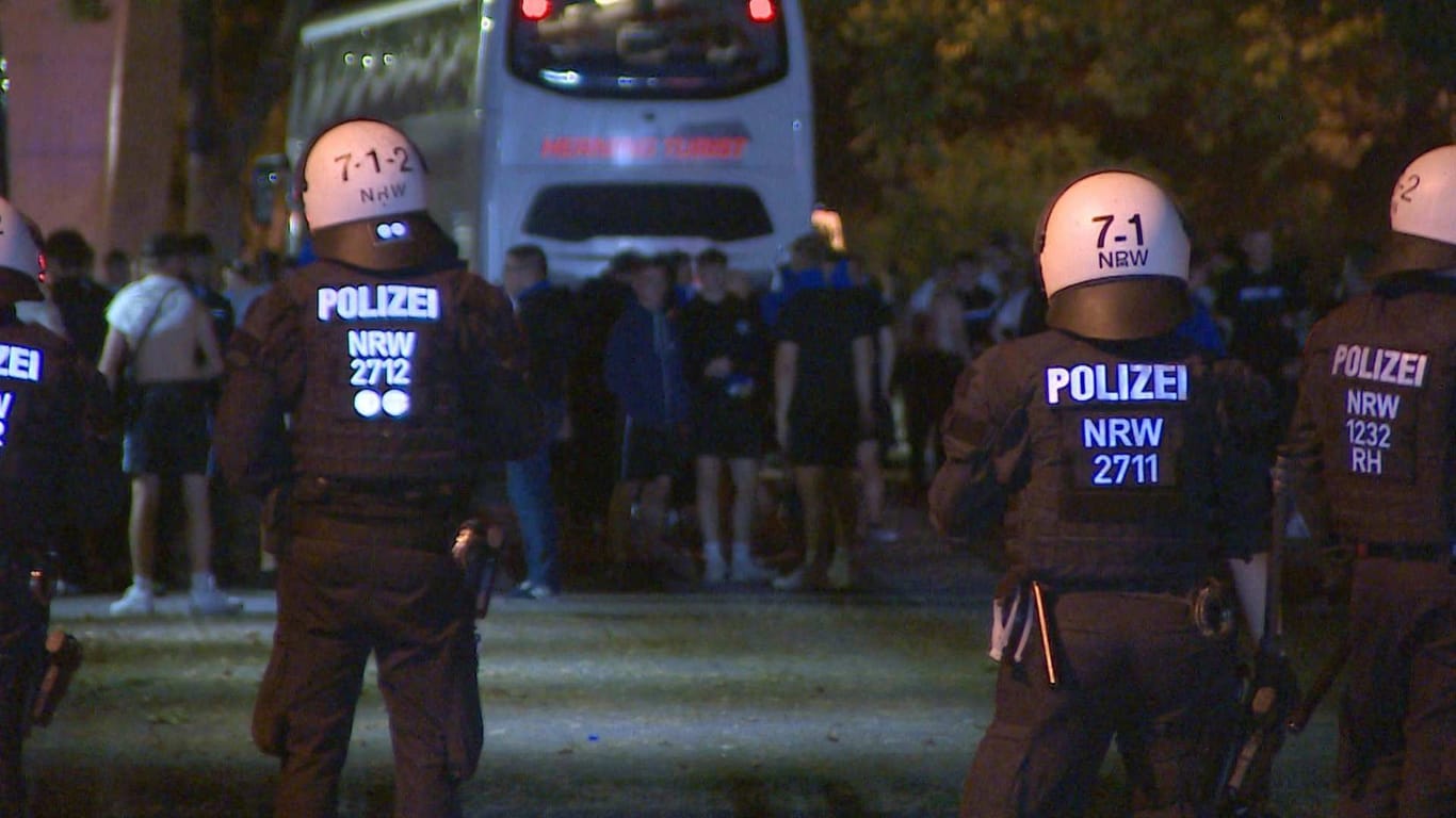 Der schwarze Block der Gästemannschaft wurde von der Polizei zu den Bussen geleitet.