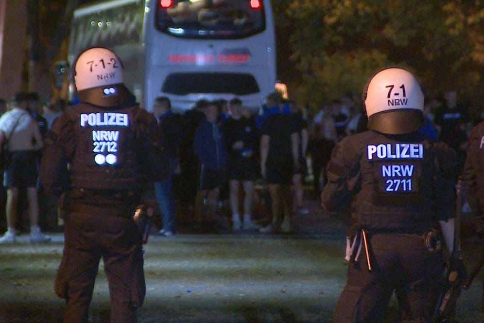Der schwarze Block der Gästemannschaft wurde von der Polizei zu den Bussen geleitet.