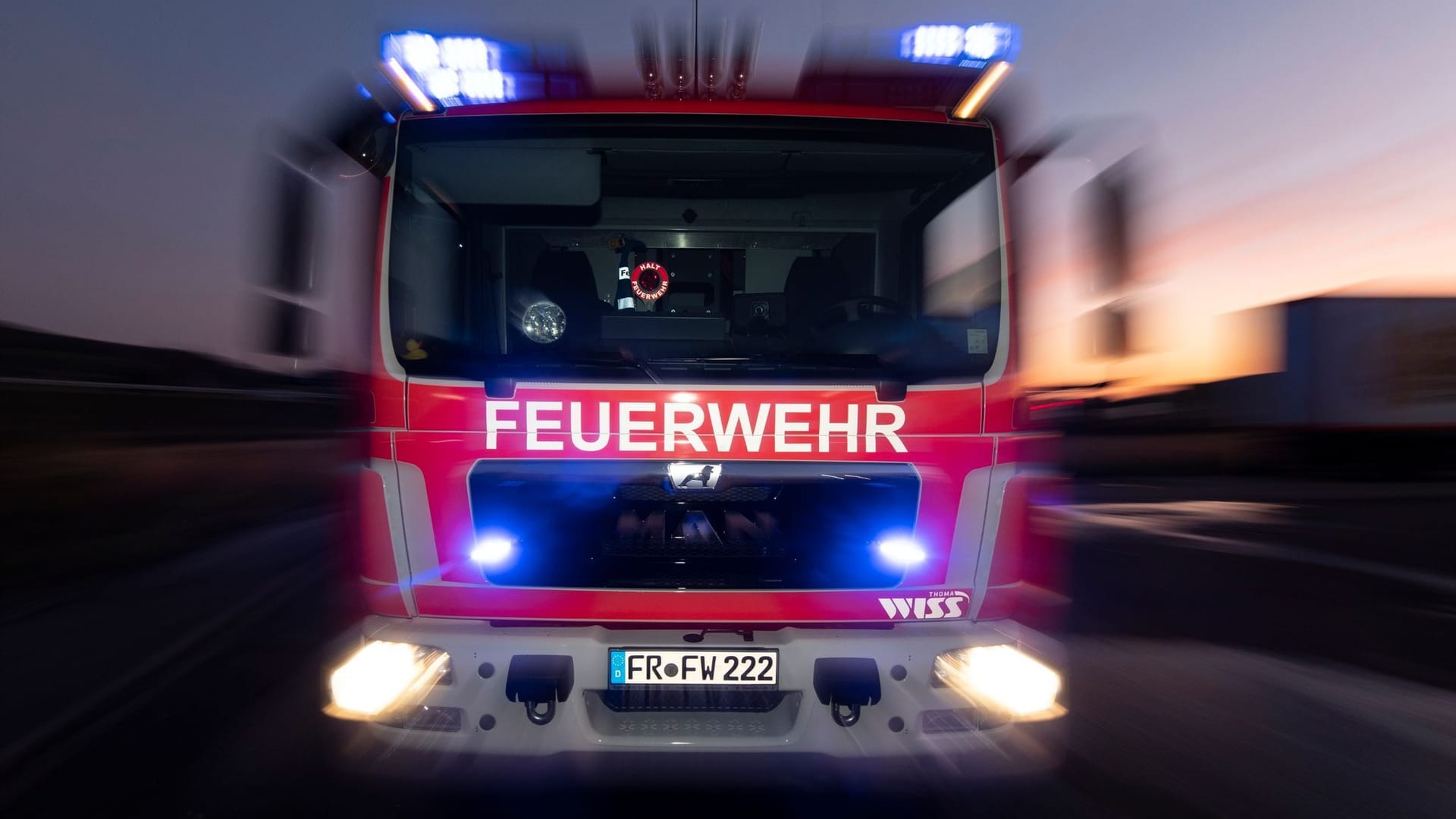 Feuerwehrfahrzeug im Einsatz Feuerwehrfahrzeug im Einsatz