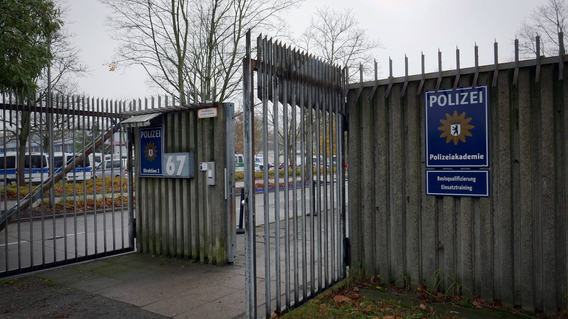 Die Polizeiakademie in Berlin-Spandau (Archivbild): Ein Schüler soll hier einen Kollegen rassistisch beleidigt haben. Die Polizeiakademie in Berlin-Spandau (Archivbild): Ein Schüler soll hier einen Kollegen rassistisch beleidigt haben.