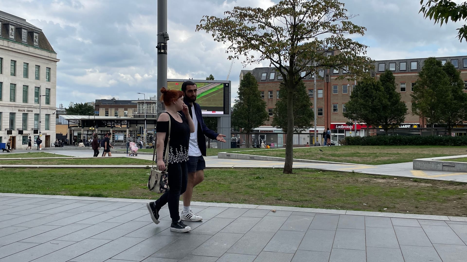 Der zentrale Platz in Woolwich: Im Hintergrund läuft BBC.