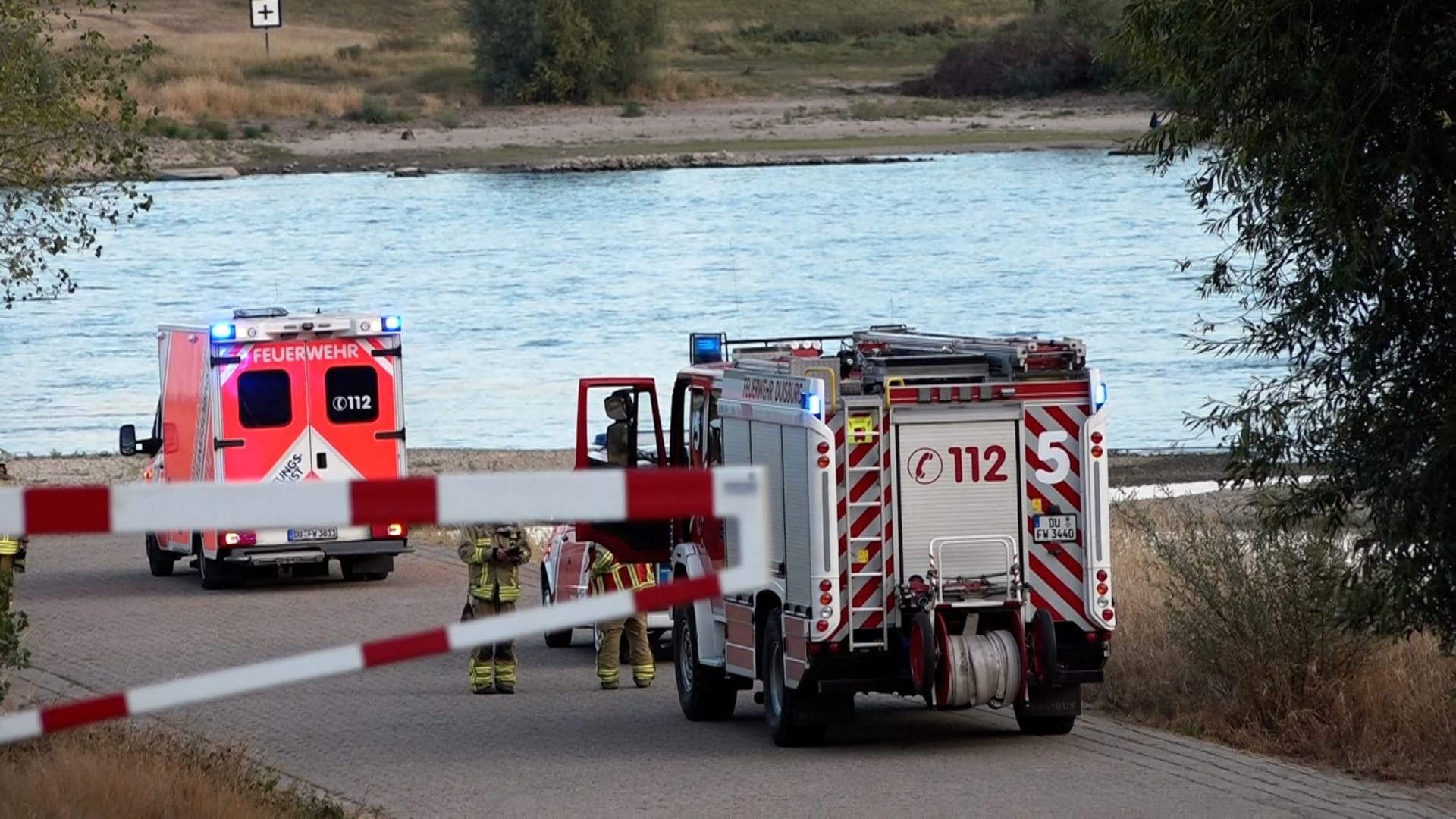 Einsatzkräfte am Rhein Einsatzkräfte am Rhein