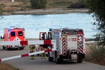 Einsatzkräfte am Rhein
