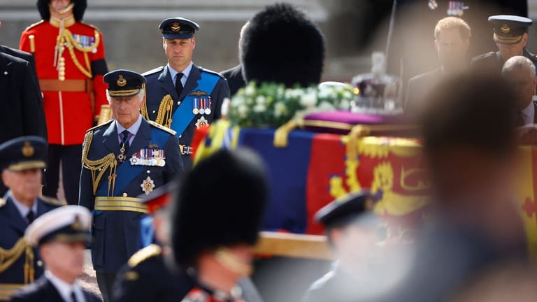 Am Sarg von Queen Elizabeth II.: König Charles III. und der neue Prinz of Wales, William