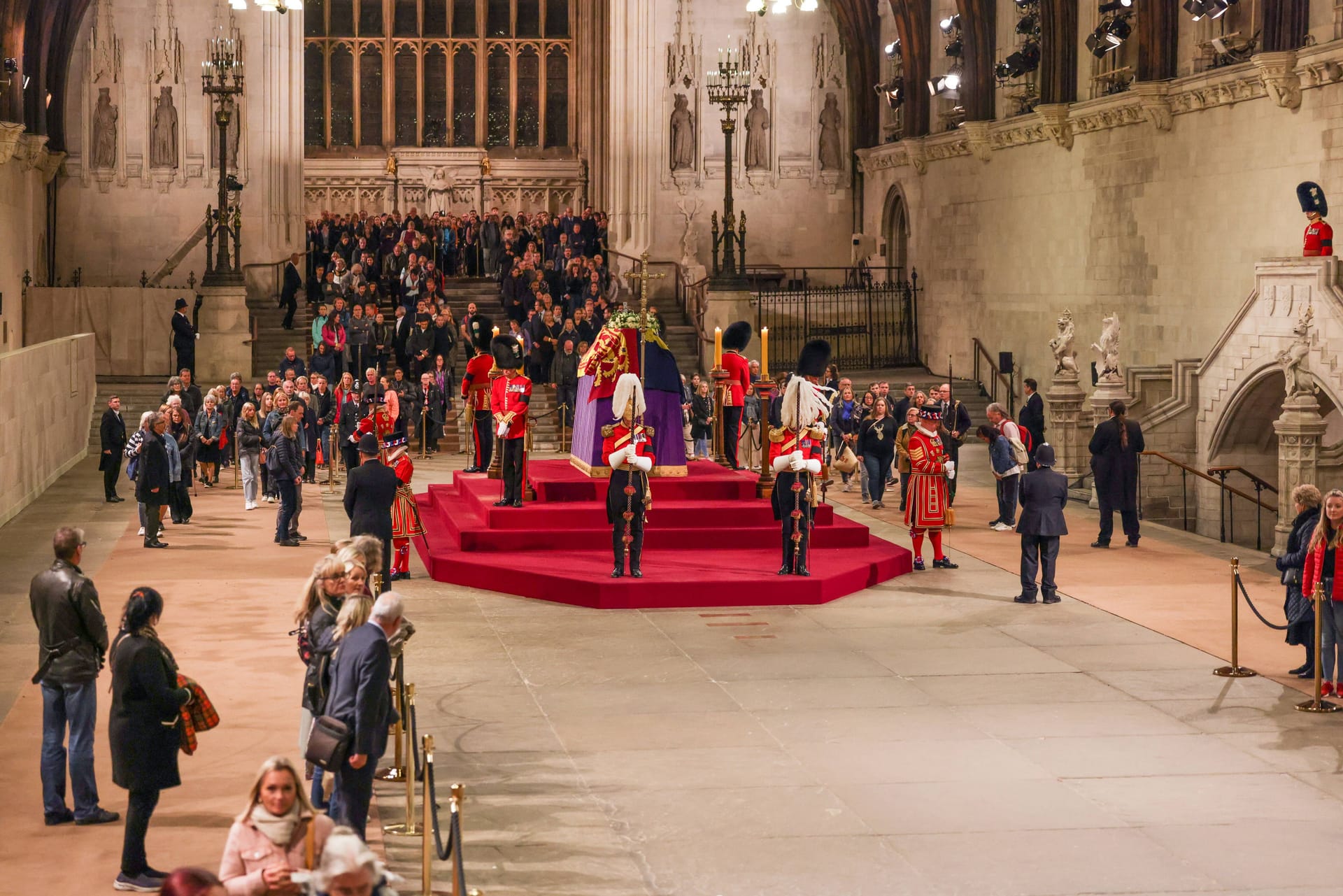 Der Sarg der Queen befindet sich aktuell in der Westminster Hall.