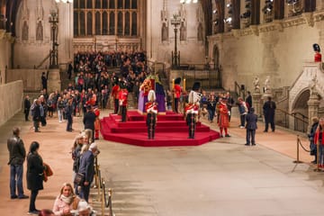 Der Sarg der Königin befindet sich derzeit in der Westminster Hall.
