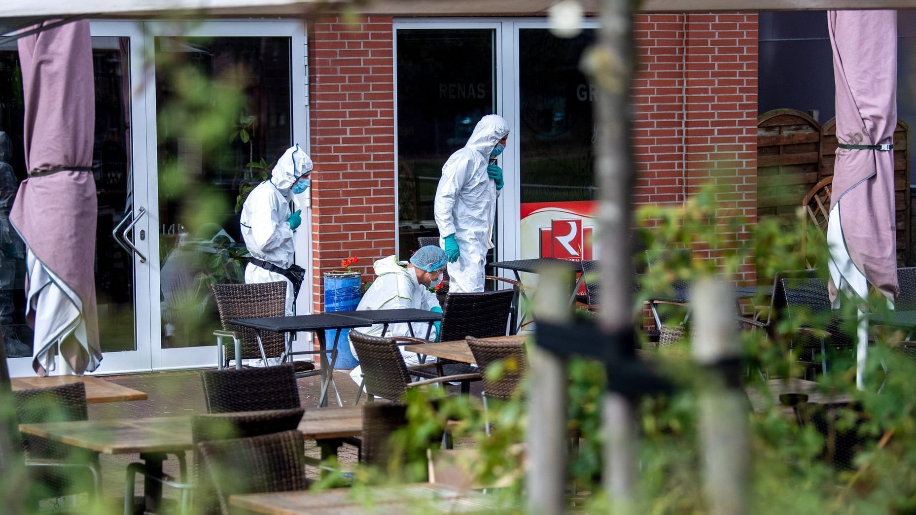 Tatort in Stade: Einsatzkräfte der Polizei suchen nach Spuren. Tatort in Stade: Einsatzkräfte der Polizei suchen nach Spuren.