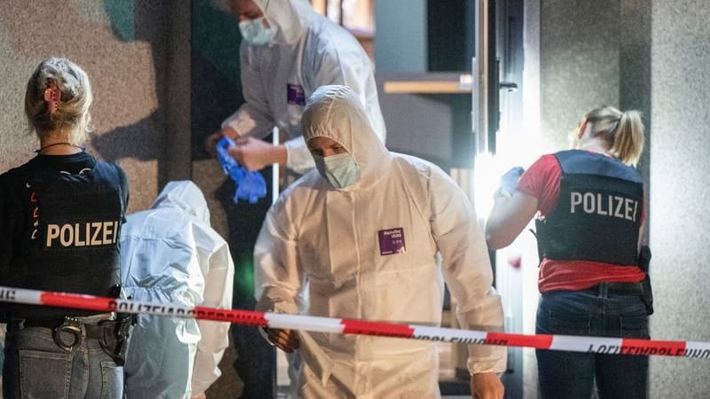 Forensiker am Tatort: Noch rätselt die Polizei über die Hintergründe der Bluttat.