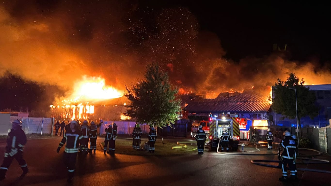 Die Lagerhalle einer Baumschule ist komplett ausgebrannt: Weite Teile des Gebäudes sind zudem eingestürzt.