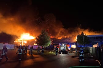 Die Lagerhalle einer Baumschule ist komplett ausgebrannt: Weite Teile des Gebäudes sind zudem eingestürzt.