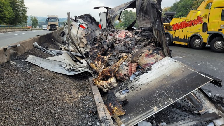 Die Sperrung auf der A1 aufgrund eines in Brand geratenen Fleischtransports sorgt am Mittwoch für kilometerlangen Stau.