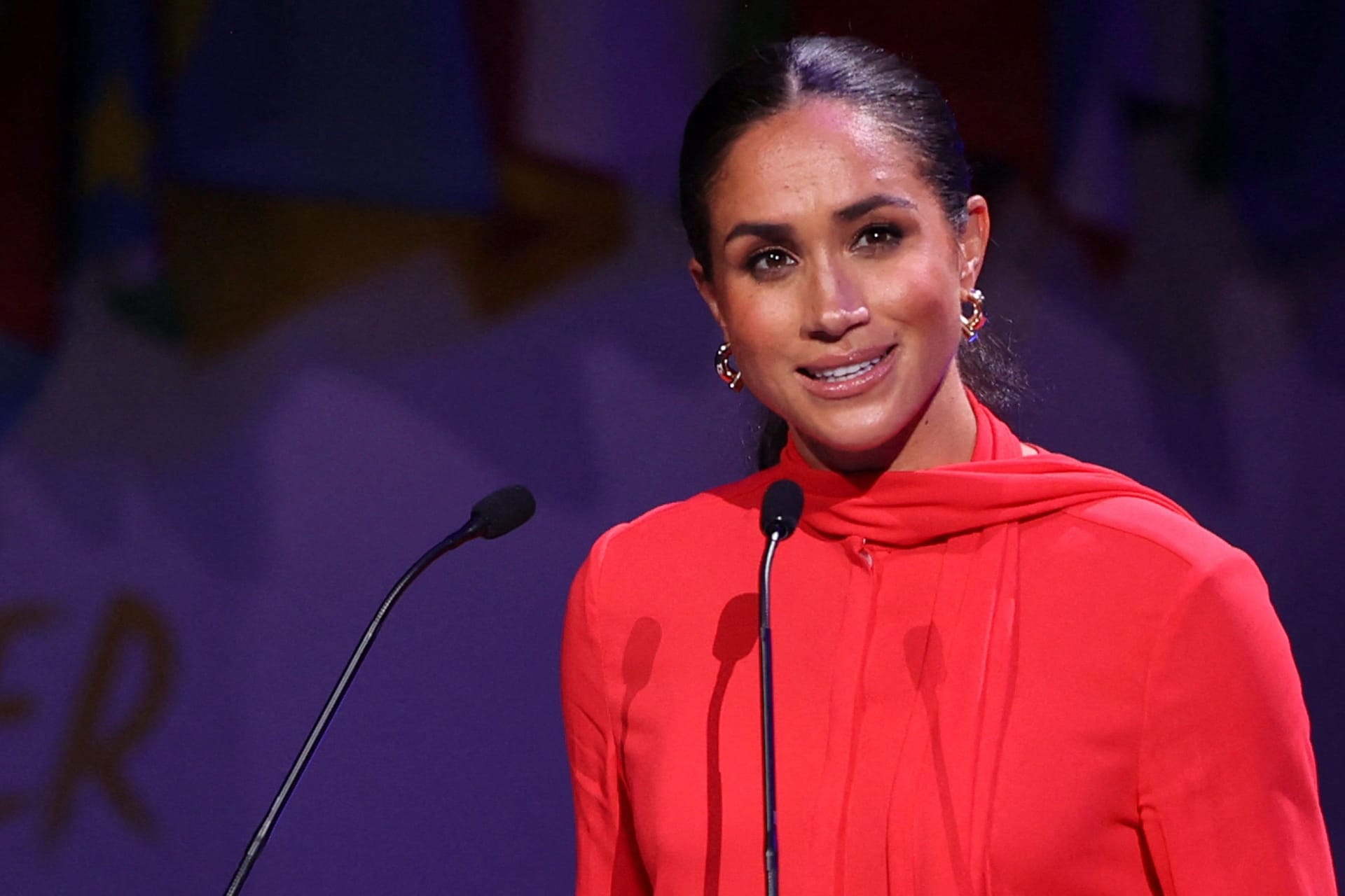 Herzogin Meghan: Am Montag zeigte sie sich mit ihrem Mann beim "One Young World Summit"-Kongress.