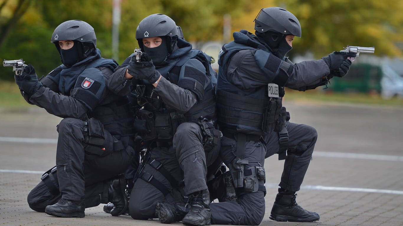 Die Waffe ist der ständige Begleiter der Polizei (Symbolbild): Nach ihrem Gebrauch benötigen viele Polizisten selbst Hilfe.
