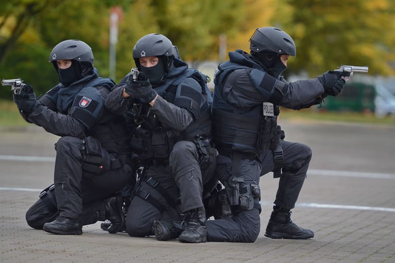 Die Waffe ist der ständige Begleiter der Polizei (Symbolbild): Nach ihrem Gebrauch benötigen viele Polizisten selbst Hilfe.