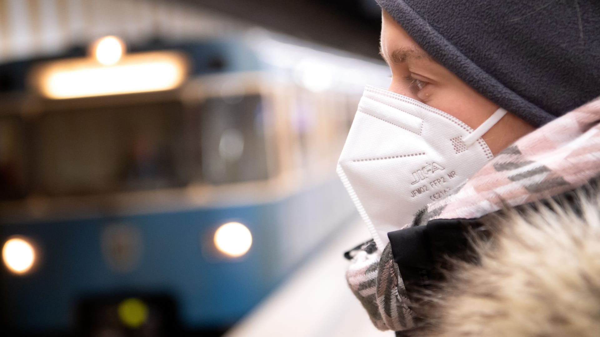 Ein Frau mit FFP2-Maske wartet auf eine U-Bahn (Symbolbild): Die Bundesländer können selbst entscheiden, ob sie die bundesweiten Corona-Regeln verschärfen.