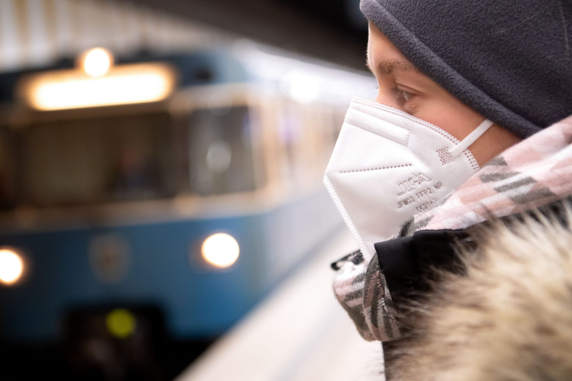 Ein Frau mit FFP2-Maske wartet auf eine U-Bahn (Symbolbild): Die Bundesländer können selbst entscheiden, ob sie die bundesweiten Corona-Regeln verschärfen.