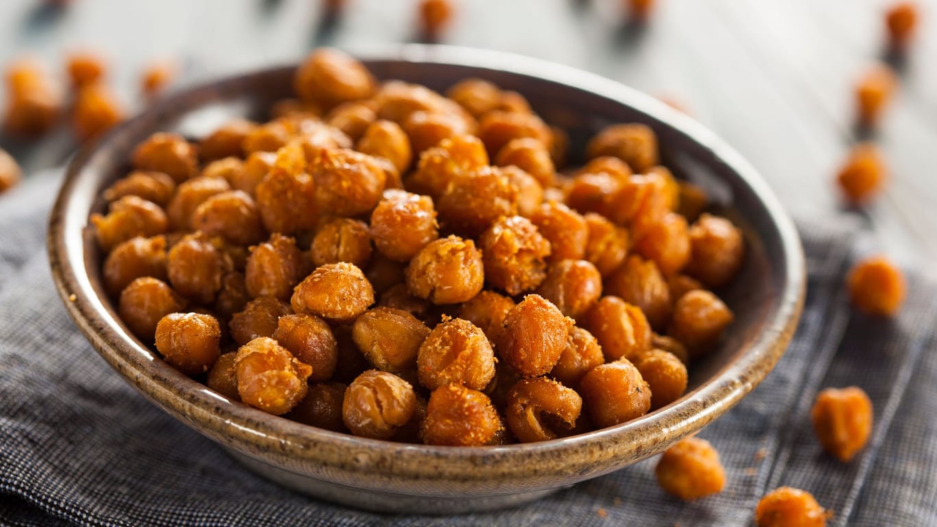 Geröstete Kichererbsen: Wer sonst Nüsse oder Mandeln snackt, findet hier eine gesunde Alternative.