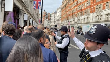 Polizei in London: Hunderttausende Menschen folgten der Prozession in der Stadt.
