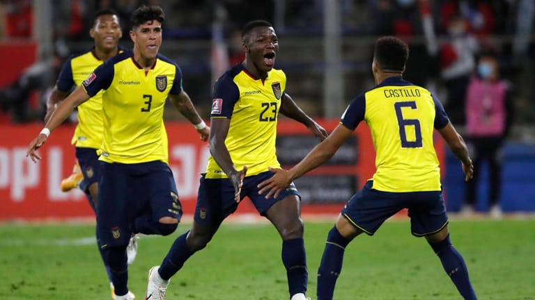 Ecuadors Moses Saicedo (M.) feiert mit seinen Teamkollegen im Spiel gegen Chile. Nun hat die Fifa eine Entscheidung getroffen.