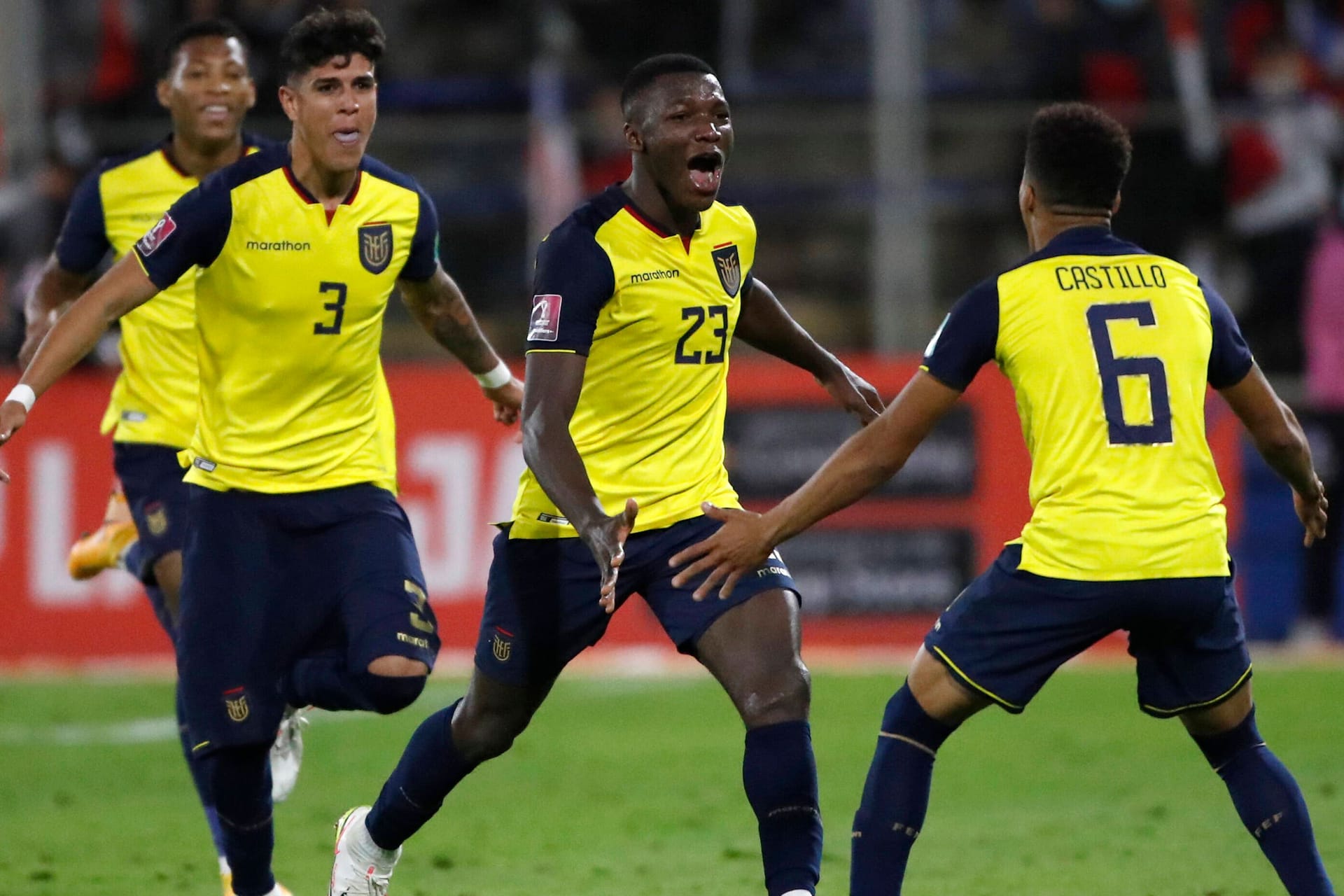 Ecuadors Moses Saicedo (M.) feiert mit seinen Teamkollegen im Spiel gegen Chile. Nun hat die Fifa eine Entscheidung getroffen.