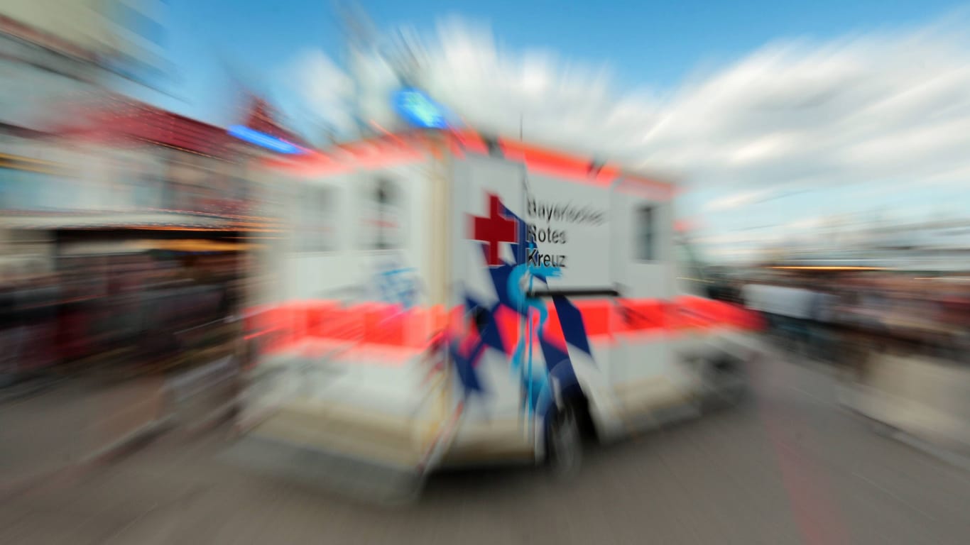 Ein Rettungswagen auf dem Oktoberfest in München (Symbolbild): Was heißt die erste Wiesn zu Pandemie-Zeiten für das Notfall-Personal?