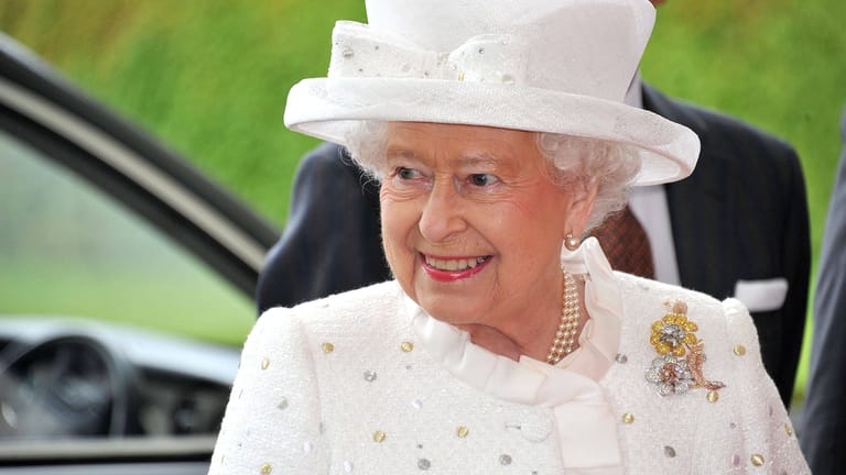 Queen Elizabeth II. (Archiv): Im Jahr 1982 bekam die Monarchin in ihrem Schlafzimmer ungekündigten Besuch von Michael Fagan.