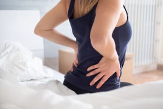 Mit einem steifen Rücken sollten keine ruckartigen Bewegungen ausgeführt werden. Nach dem Aufstehen muss er langsam in Bewegung gebracht werden, um weitere Schmerzen zu vermeiden.