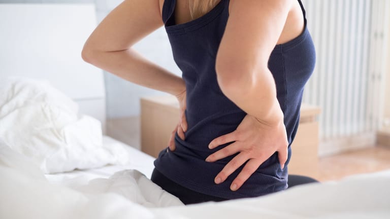 ﻿Mit einem steifen Rücken sollten keine ruckartigen Bewegungen ausgeführt werden. Nach dem Aufstehen muss er langsam in Bewegung gebracht werden, um weitere Schmerzen zu vermeiden.