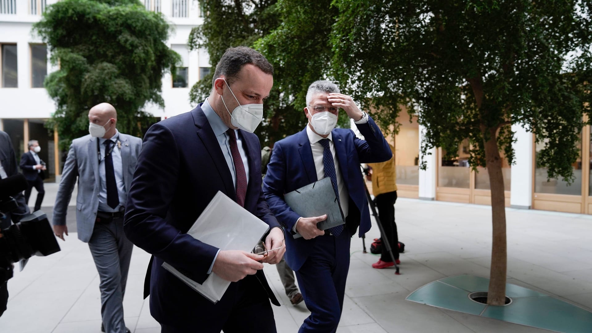 Jens Spahn und Lothar Wieler, Chef des Robert Koch-Instituts (rechts): Im Herbst 2021 unterwegs zur Corona-Pressekonferenz.