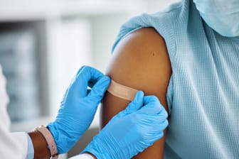 Angepasster Corona-Impfstoff: Ab dem 18. September soll der neue Impfstoff in Arztpraxen und Apotheken erhältlich sein.