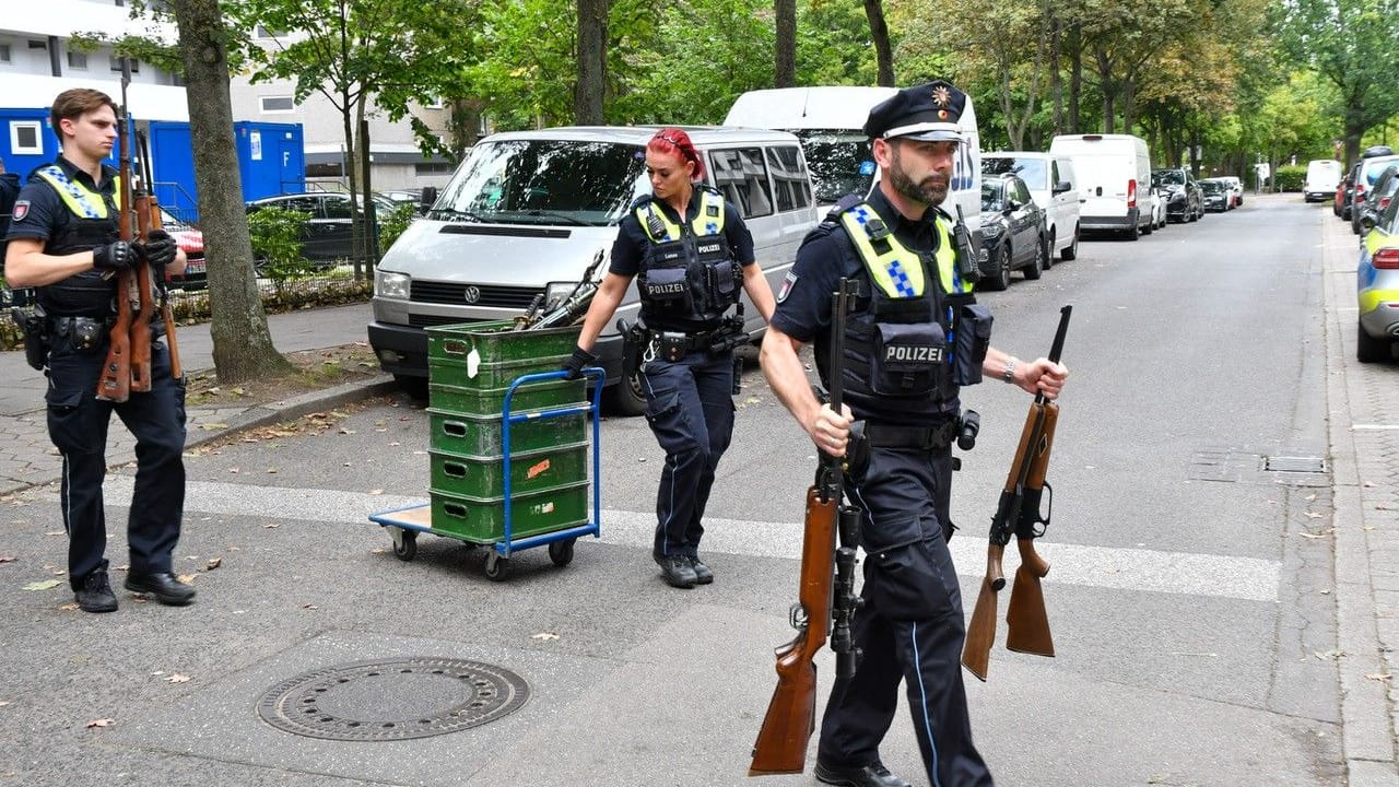 Polizisten am Einsatzort: In Billstedt sind in einer Wohnung zahlreiche Waffen gefunden worden. Polizisten am Einsatzort: In Billstedt sind in einer Wohnung zahlreiche Waffen gefunden worden.
