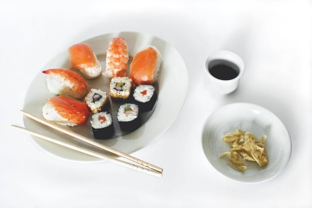 Sushi und Essig auf einem Tisch.