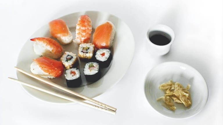 Sushi und Essig auf einem Tisch.