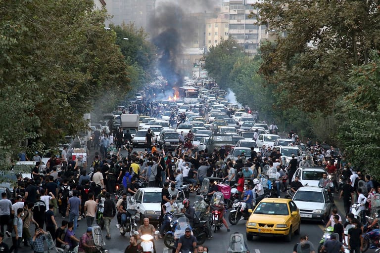 Proteste in Teherans Innenstadt am Mittwoch: Irans Präsident Raisi kündigte ein hartes Durchgreifen an.
