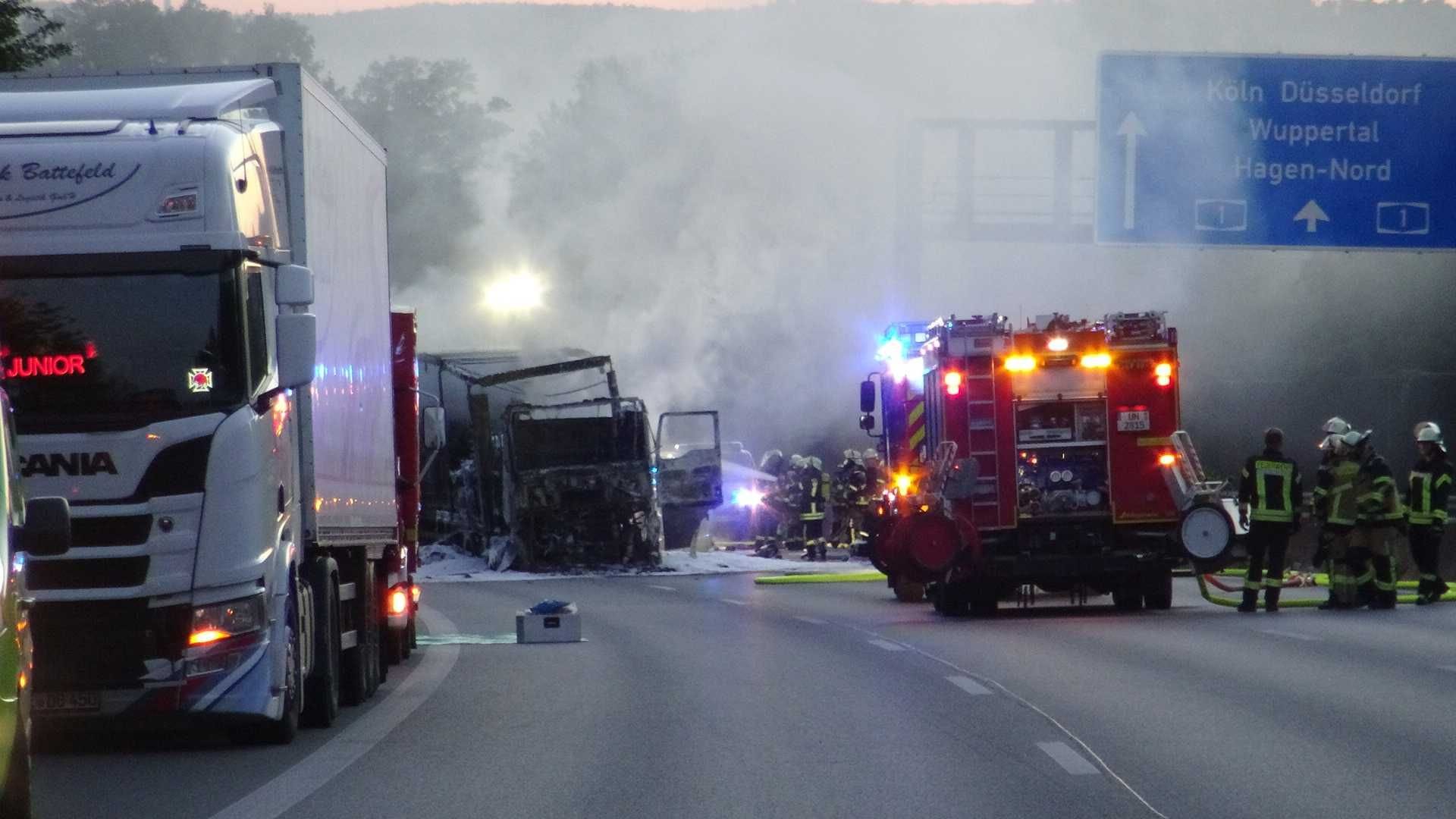 Ein Lasterbrand auf der A1 bei Schwerte: Ein Lkw-Fahrer fuhr einem vorfahrenden Lastwagen auf. Ein Lasterbrand auf der A1 bei Schwerte: Ein Lkw-Fahrer fuhr einem vorfahrenden Lastwagen auf.