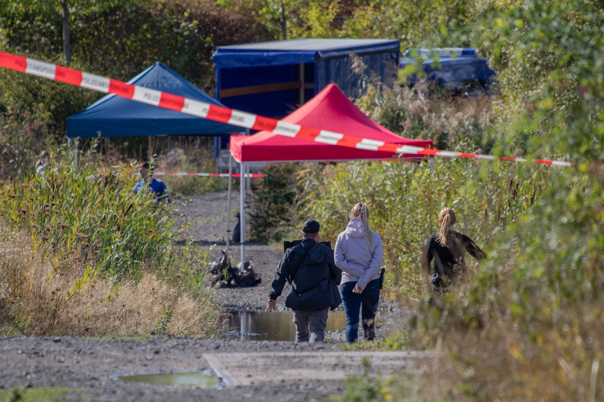 Absperrung nahe dem Fundort: Ein Spaziergänger hatte die Leiche gefunden.